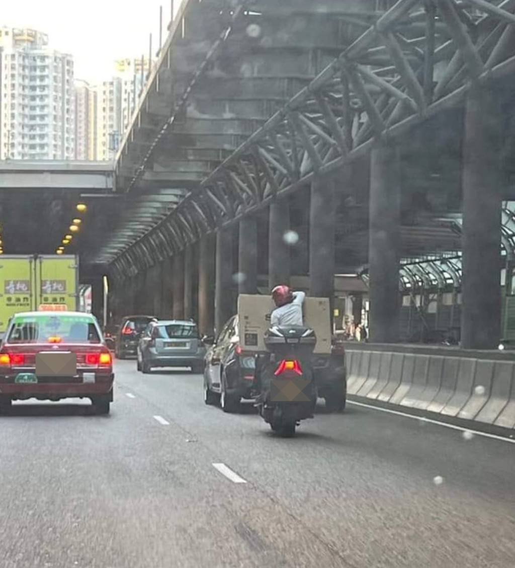 一名铁骑士于屯门公路运电视。fb图片 