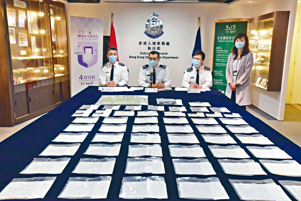 ■劉永基（中）講述破案經過及展示證物。