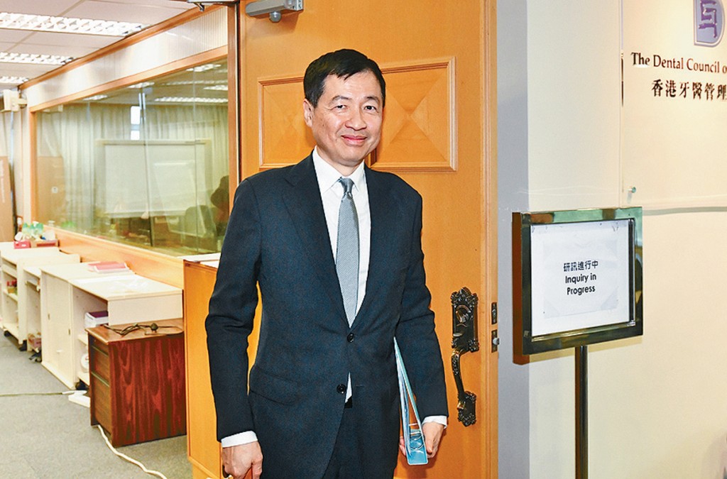 饶文杰未有亲身出席研讯,由资深大律师莫树联代表答辩。 饶文杰未有亲身出席研讯,由资深大律师莫树联代表答辩。