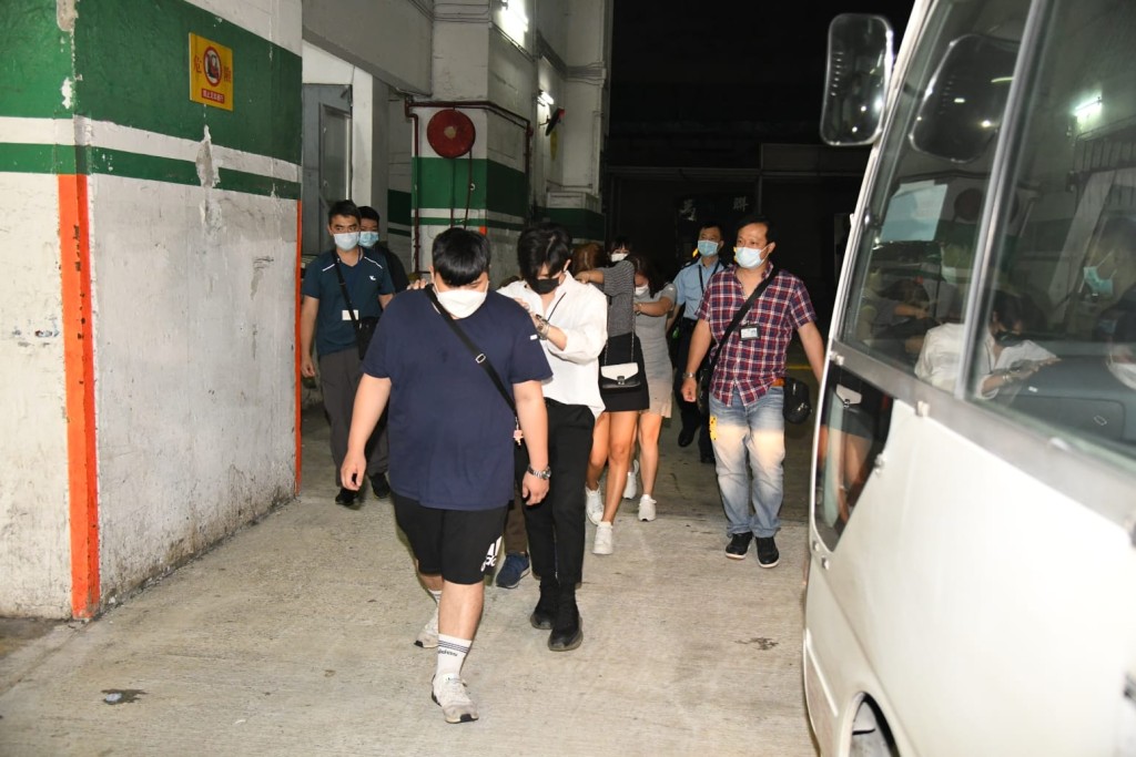 多名男女客人被捕