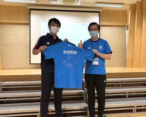 黃金寶（左）今日到訪小學，為復課學童打氣。。相片由公關提供