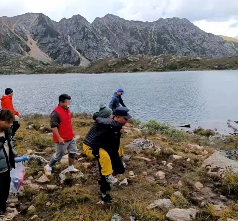 旅伴「臨時照顧」後便繼續前行,將女孩交給他人攙扶女孩下山。 旅伴「臨時照顧」後便繼續前行,將女孩交給他人攙扶女孩下山。