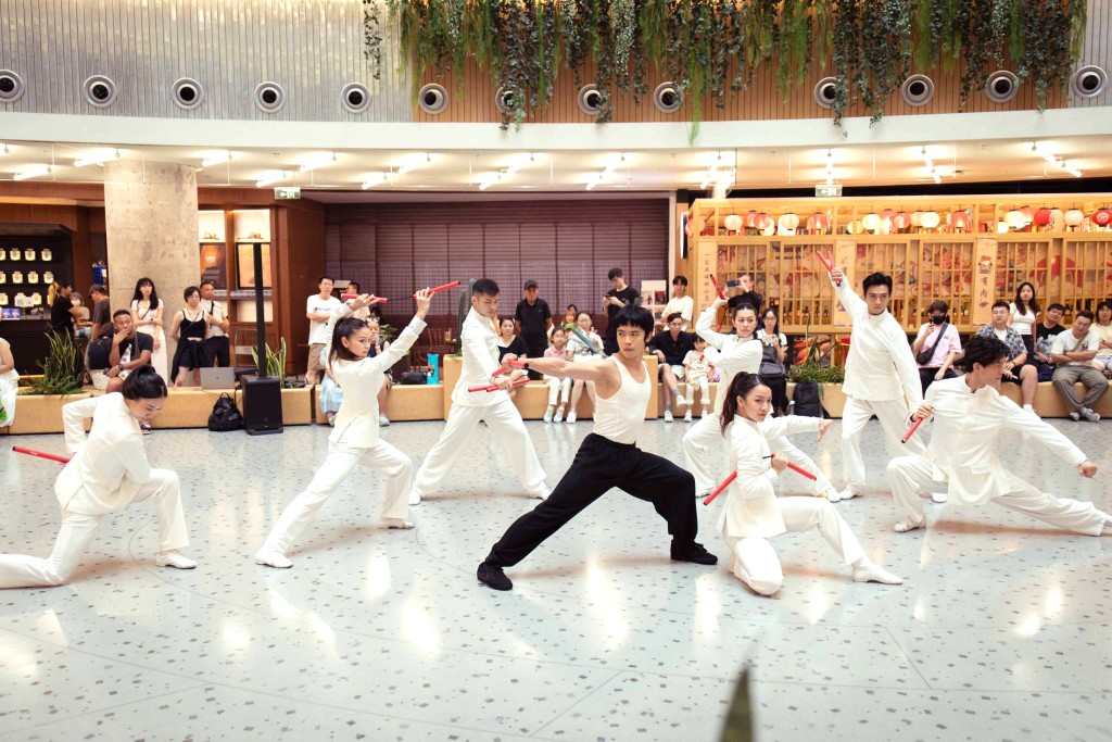 「新天地」近日與香港舞蹈團合作，將大型舞劇《武道》的精彩選段帶到「上海新天地」街區。