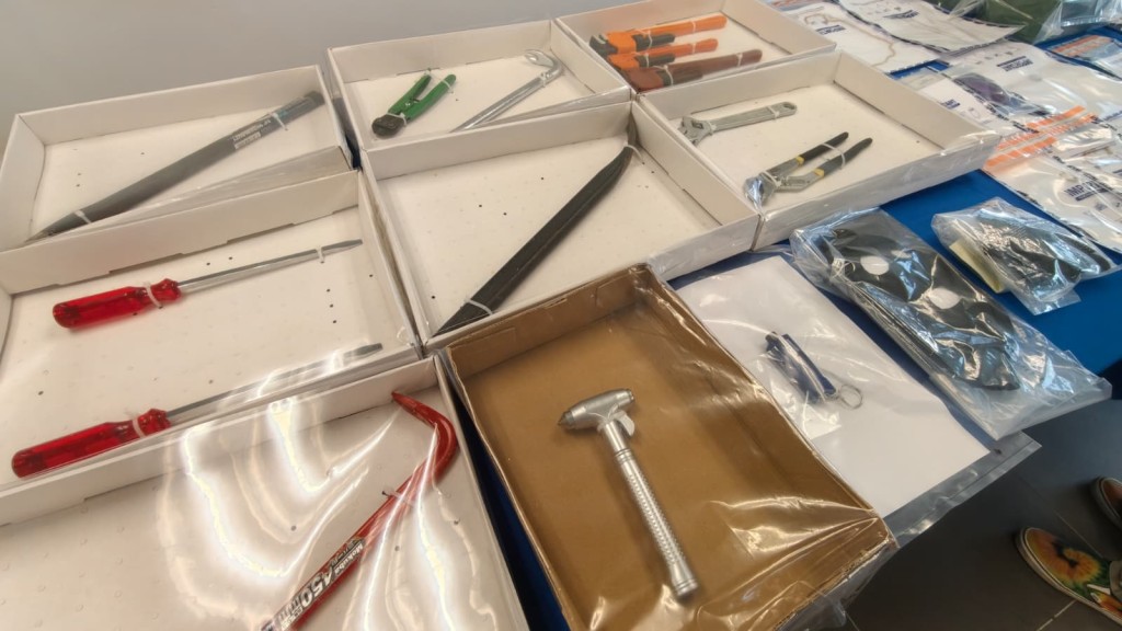 警方檢獲一批爆竊工具。黃文威攝 警方檢獲一批爆竊工具。黃文威攝