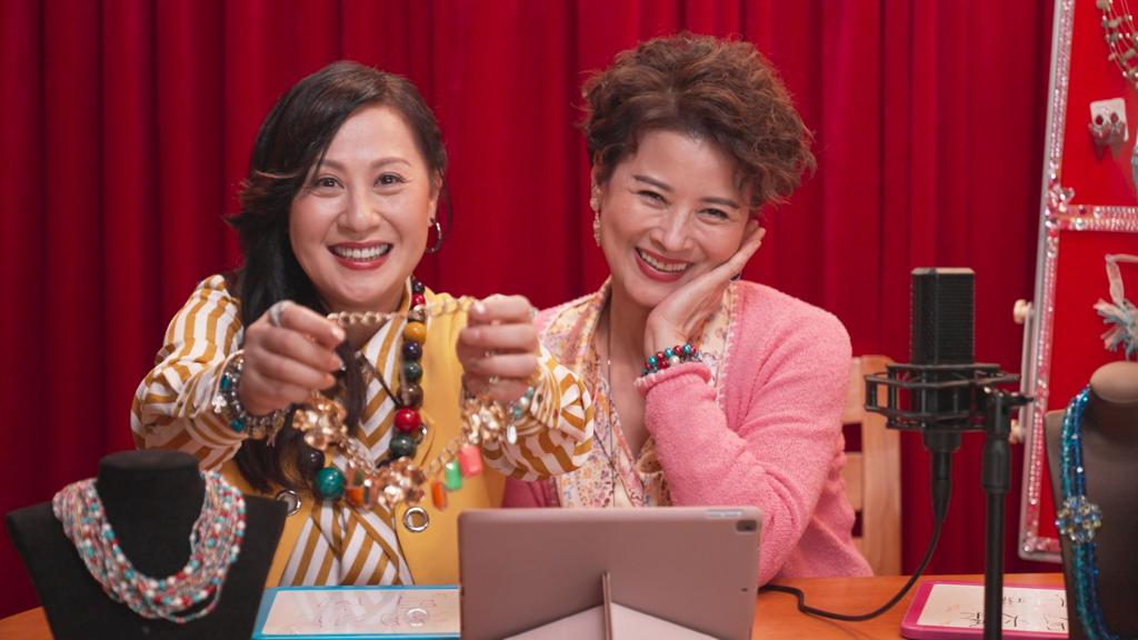 江欣燕（左）、黎燕珊（右）飾演廟街雙妹嘜，開live 轉型賣國潮產品。