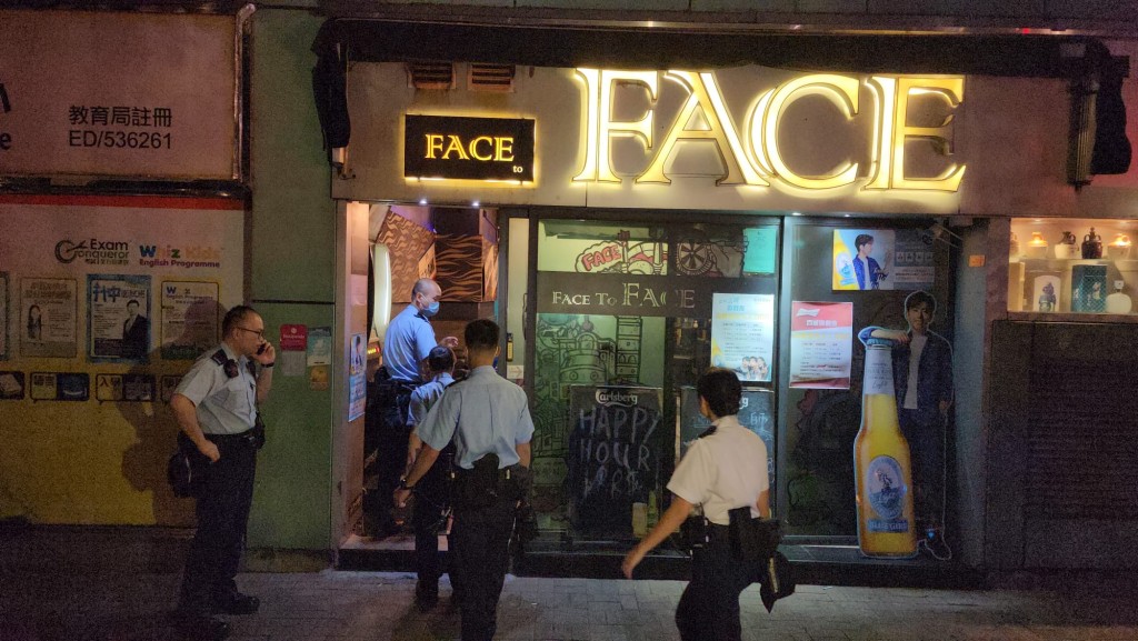 两名20馀岁男子在酒吧消遣期间被斩伤，警员到场调查。黎志伟摄