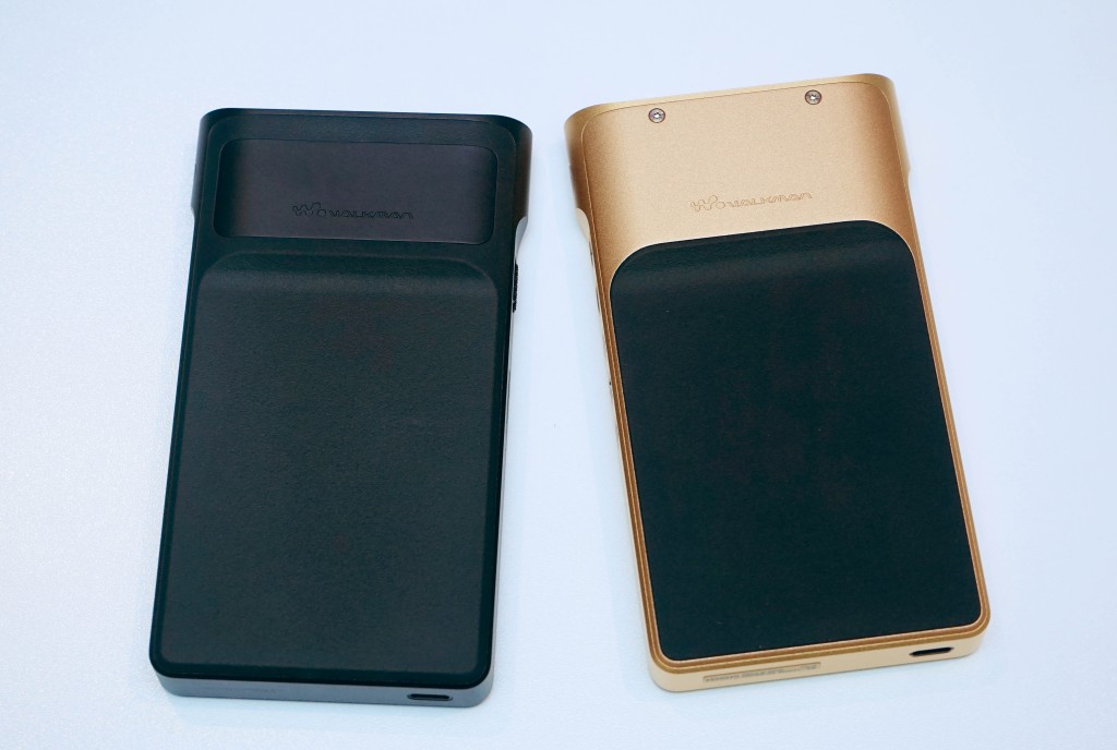 NW-WM1ZM2(右)不但採用4N鍍金OFC底盤,還用上鋁製機背及OFC框架。 NW-WM1ZM2(右)不但採用4N鍍金OFC底盤,還用上鋁製機背及OFC框架。