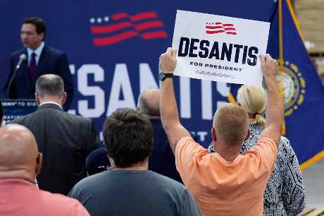 支持者高舉支持德桑蒂斯的牌子。美聯社
