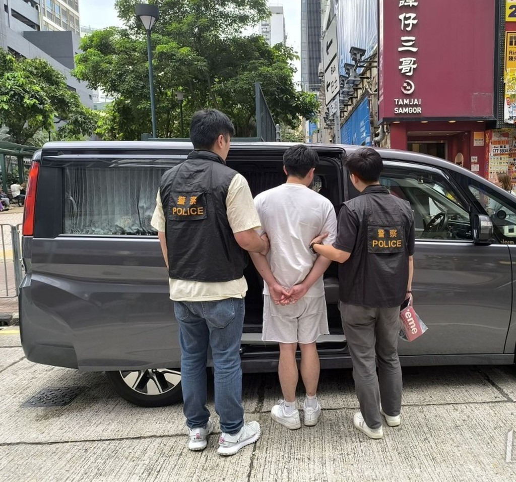 警方又以「串謀詐騙」等罪名拘捕了11名涉嫌協助非法勞工透過網約車平台非法在港工作的人士。