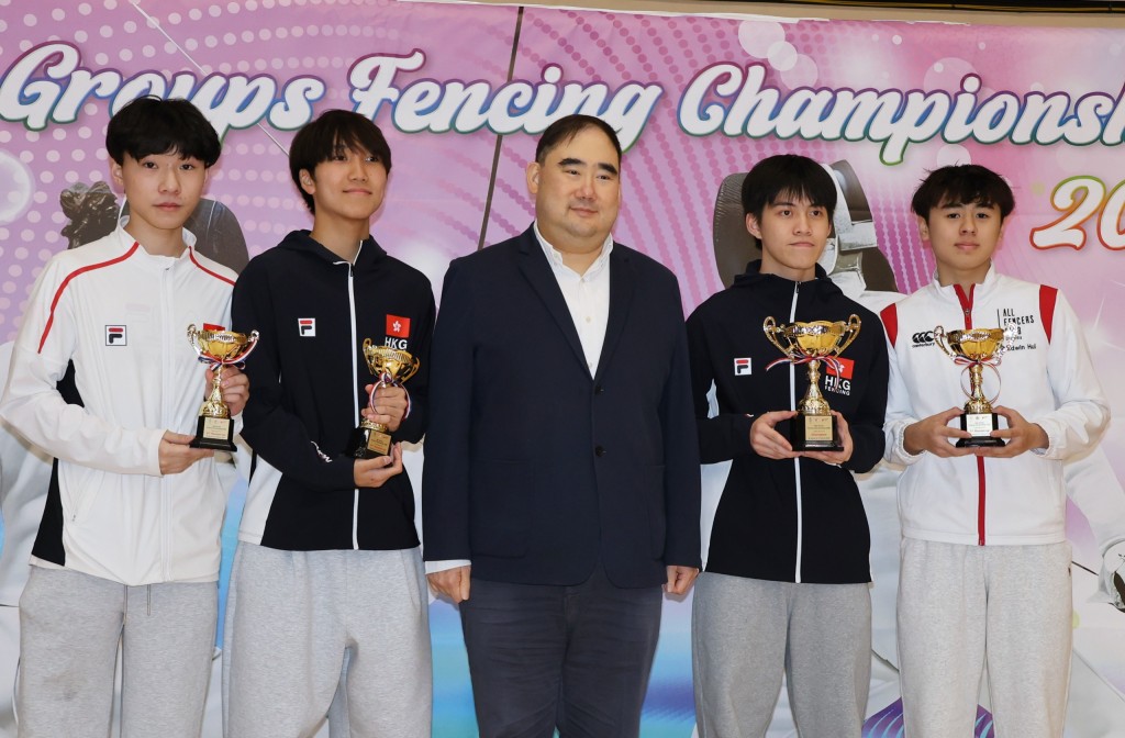 何承謙（左一）在少年組頒獎禮中，左二是季軍王哲、右一是亞軍許皓竣，冠軍的「大孖」何承灃因事提早離場，由隊友代領。徐嘉華攝