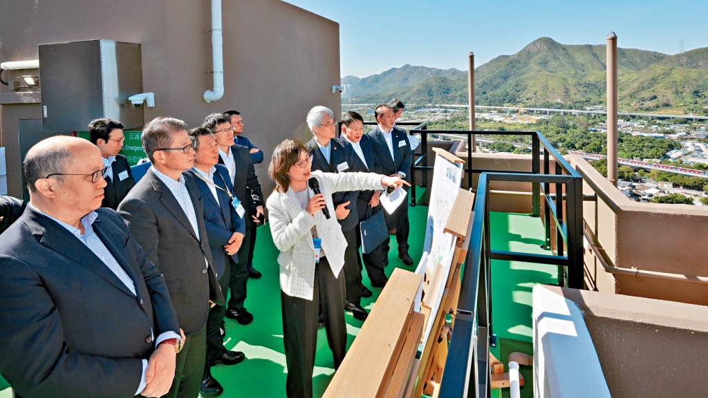 中聯辦主任鄭雁雄、財政司司長陳茂波、發展局局長甯漢豪與企業代表視察北部都會區「片區開發」試點。