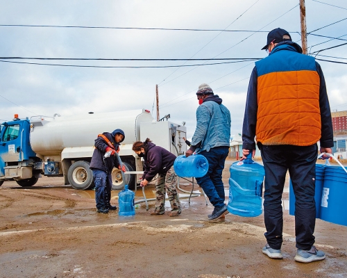 ■伊格魯特居民排隊領取清潔食水。