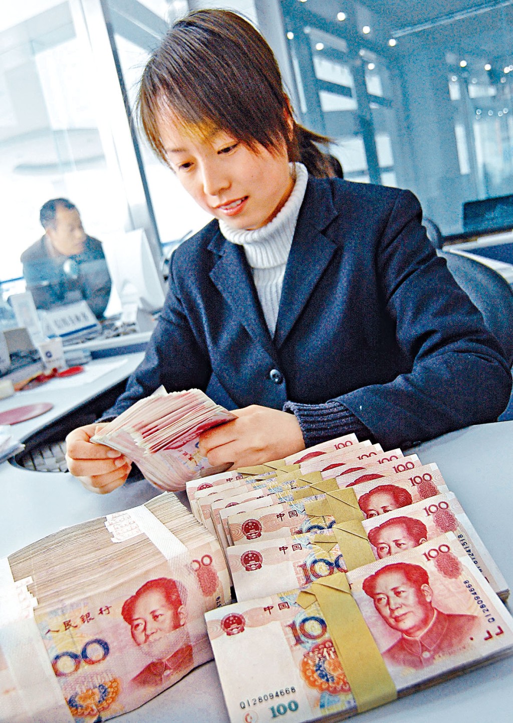 人民幣昨日再度走貶,在岸價、離岸價跌回7.24、7.25兌1美元。