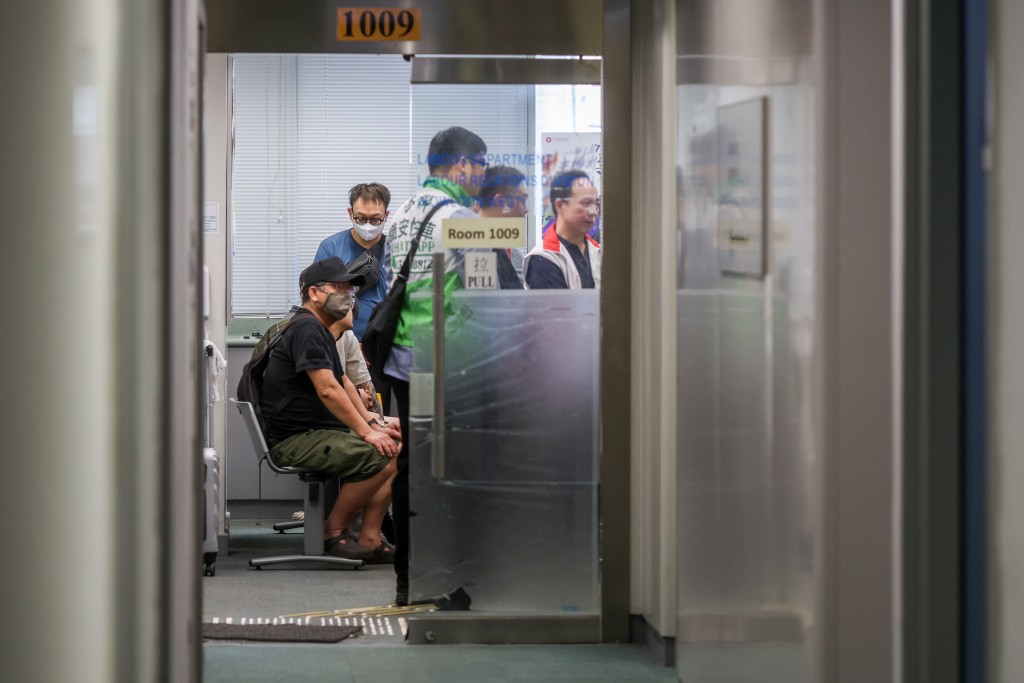 數十名工友到長沙灣政府合署勞工處辦事處求助。何家豪攝 數十名工友到長沙灣政府合署勞工處辦事處求助。何家豪攝