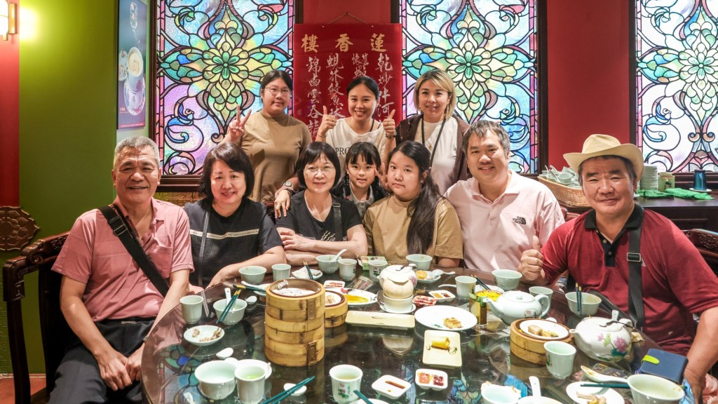 台灣遊客江小姐一家三代同堂來港旅遊，順道飲茶慶祝父親節。