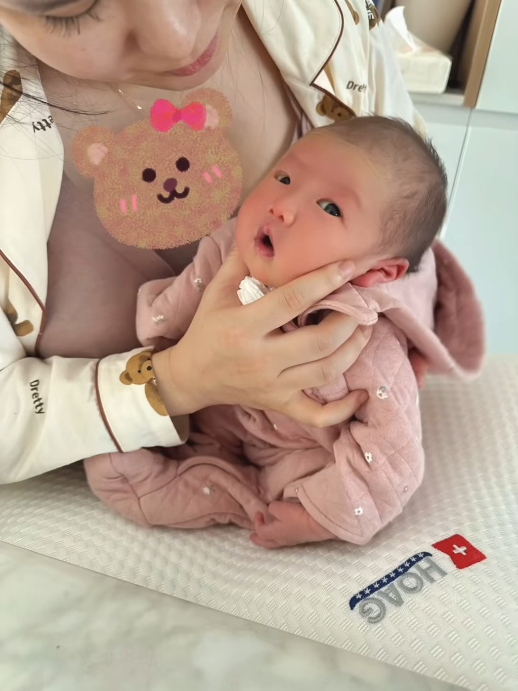 之後又見到高鈞賢老婆餵奶的片段,穿上睡衣的Christine上圍更澎湃,高鈞賢雖然加上巨型Emoji在老婆胸前遮擋,但依然有「漏網之魚」。 之後又見到高鈞賢老婆餵奶的片段,穿上睡衣的Christine上圍更澎湃,高鈞賢雖然加上巨型Emoji在老婆胸前遮擋,但依然有「漏網之魚」。