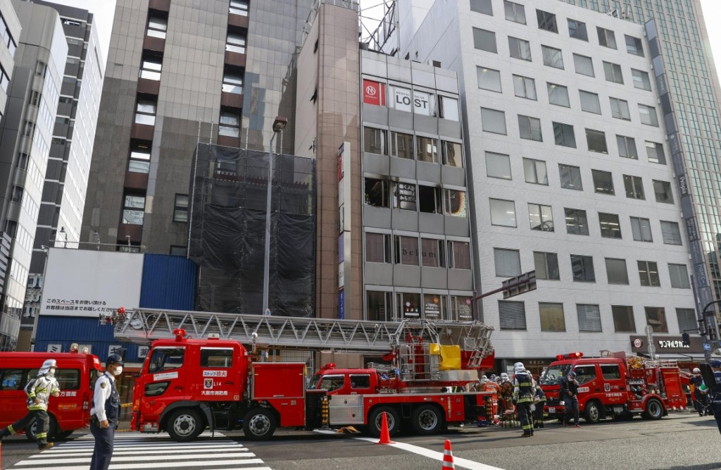日本大阪一幢大厦发生火警。路透社图片