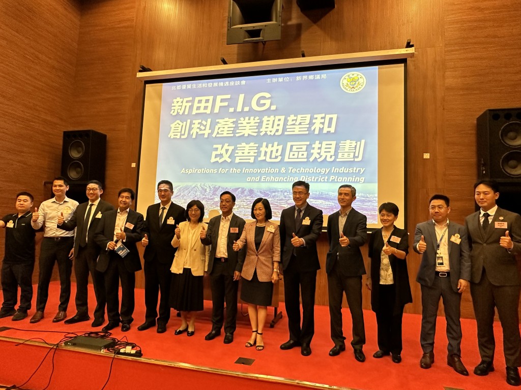 发展局局长宁汉豪（左六）出席早前出席北都优质生活和发展机遇座谈会。资料图片