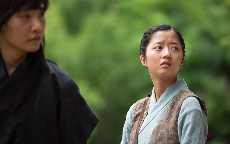 金贤秀饰演「泰玉」,为得到药草医治爸爸而意外被捉。