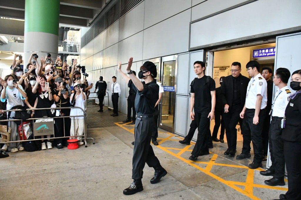 檀健次冇除低口罩,不斷揮手打招呼。 檀健次冇除低口罩,不斷揮手打招呼。