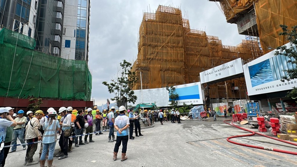啟德承富里建屋地盤棚架着火 逾百工人疏散 