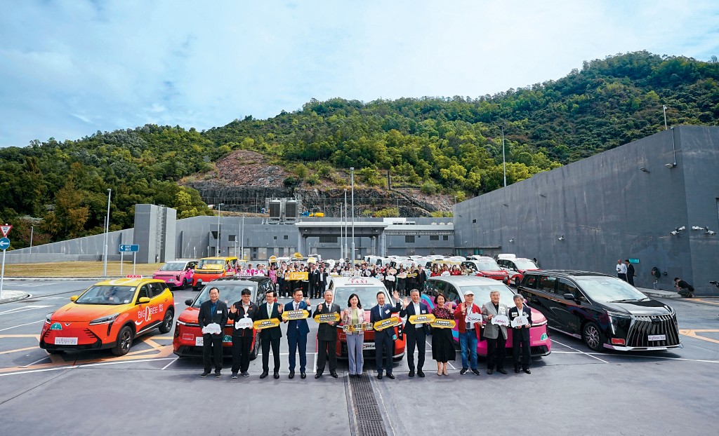 5支的士车队正式亮相，各以粉色、黑色、橙色，甚至「黄红渐变」作为「主色」。