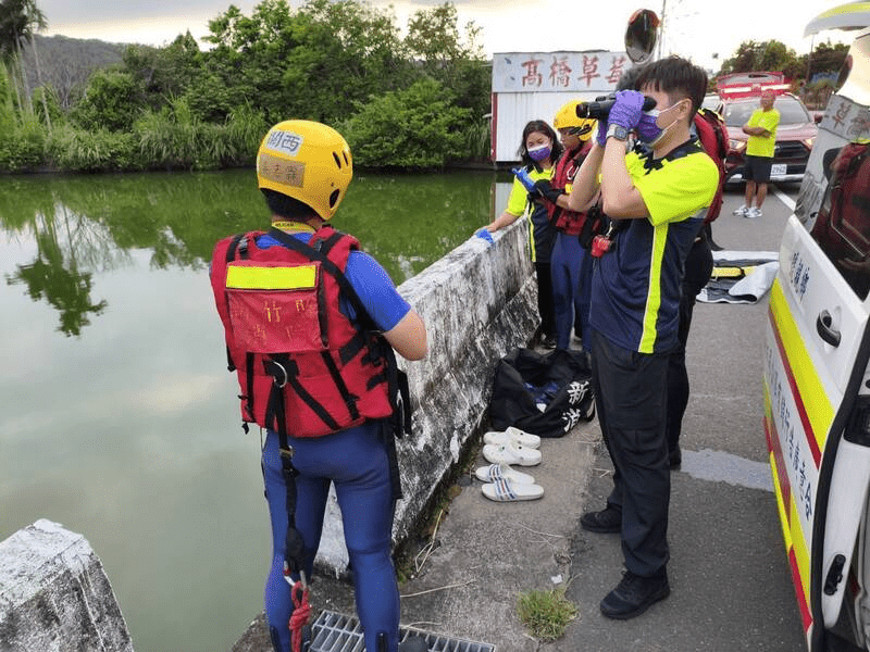 台灣民眾驚見池塘浮屍,僅剩軀幹,證實為失蹤3年男子。 台新竹縣消防局 台灣民眾驚見池塘浮屍,僅剩軀幹,證實為失蹤3年男子。 台新竹縣消防局