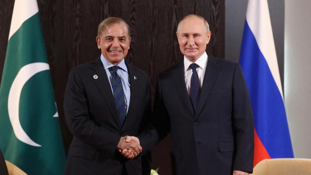 俄羅斯總統普京與巴基斯坦總理謝里夫2022年9月在烏茲別克舉行的上合峰會期間見面。 路透社