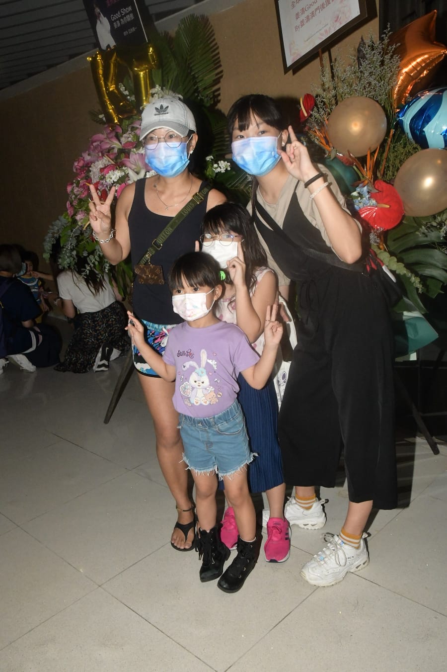 「姜糖」陳太三母女撲不到票,但也特意到場外感受氣氛。
