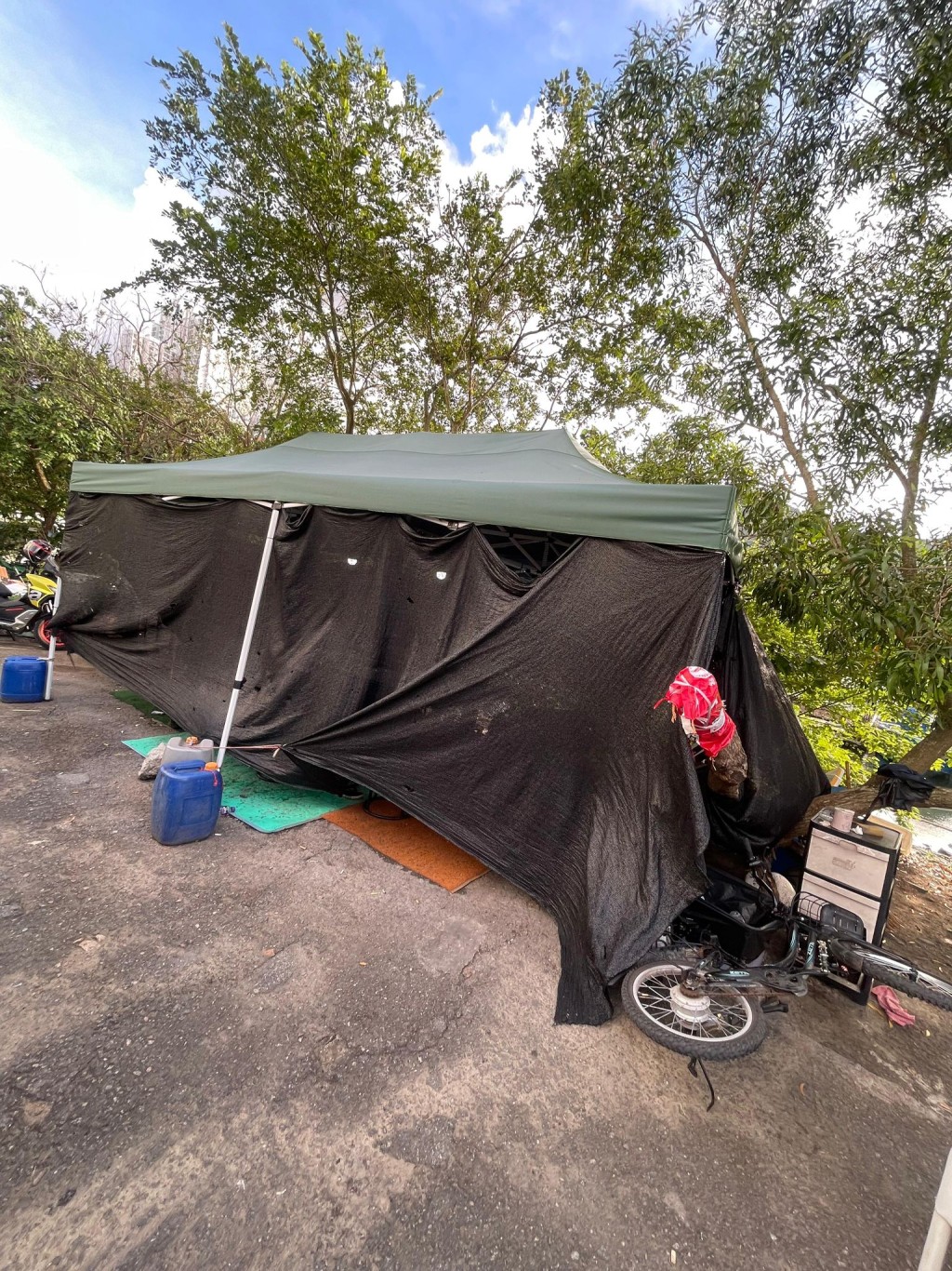警方突擊搜查一個臨時設立在大嶼山路邊的帳篷。