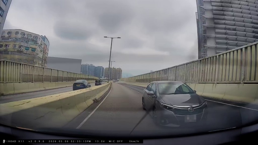豐田私家車未有停下,反而繼續加速。fb「車cam L(香港群組)」TrustworthyLizard7713片段截圖 豐田私家車未有停下,反而繼續加速。fb「車cam L(香港群組)」TrustworthyLizard7713片段截圖