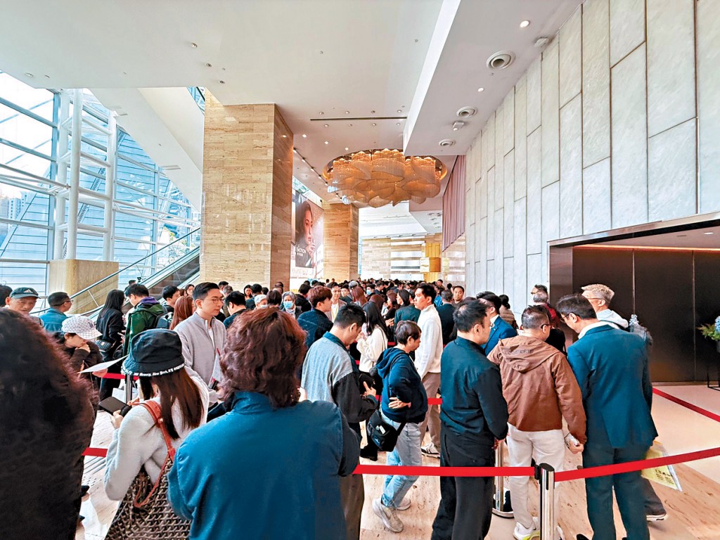 昨日開售前已有不少準買家及代理到場等候揀樓，排隊人龍一度延伸至商場中庭，場面十分墟冚。