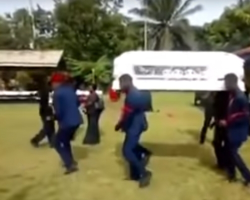 加納有葬禮遺體飛出棺材還慘被壓住。網上圖片