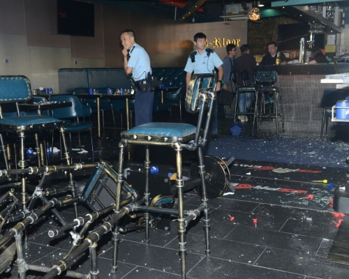 八名男子搗亂屯門一間酒吧，推翻枱椅及擊毀多部飛鏢機。