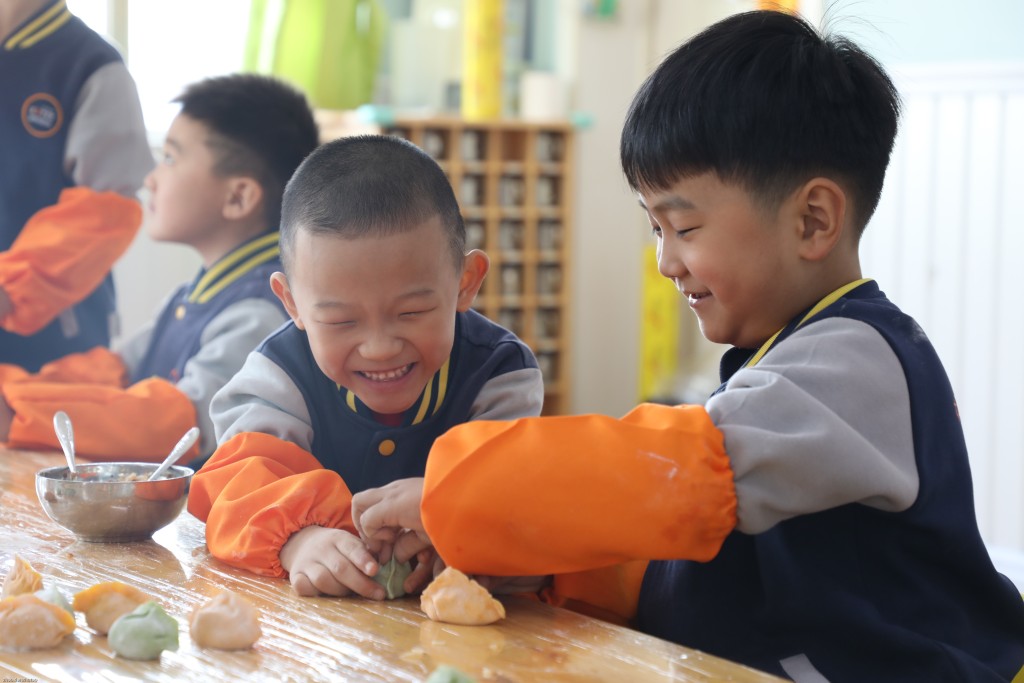 幼兒園學生在學習包餃子。新華社