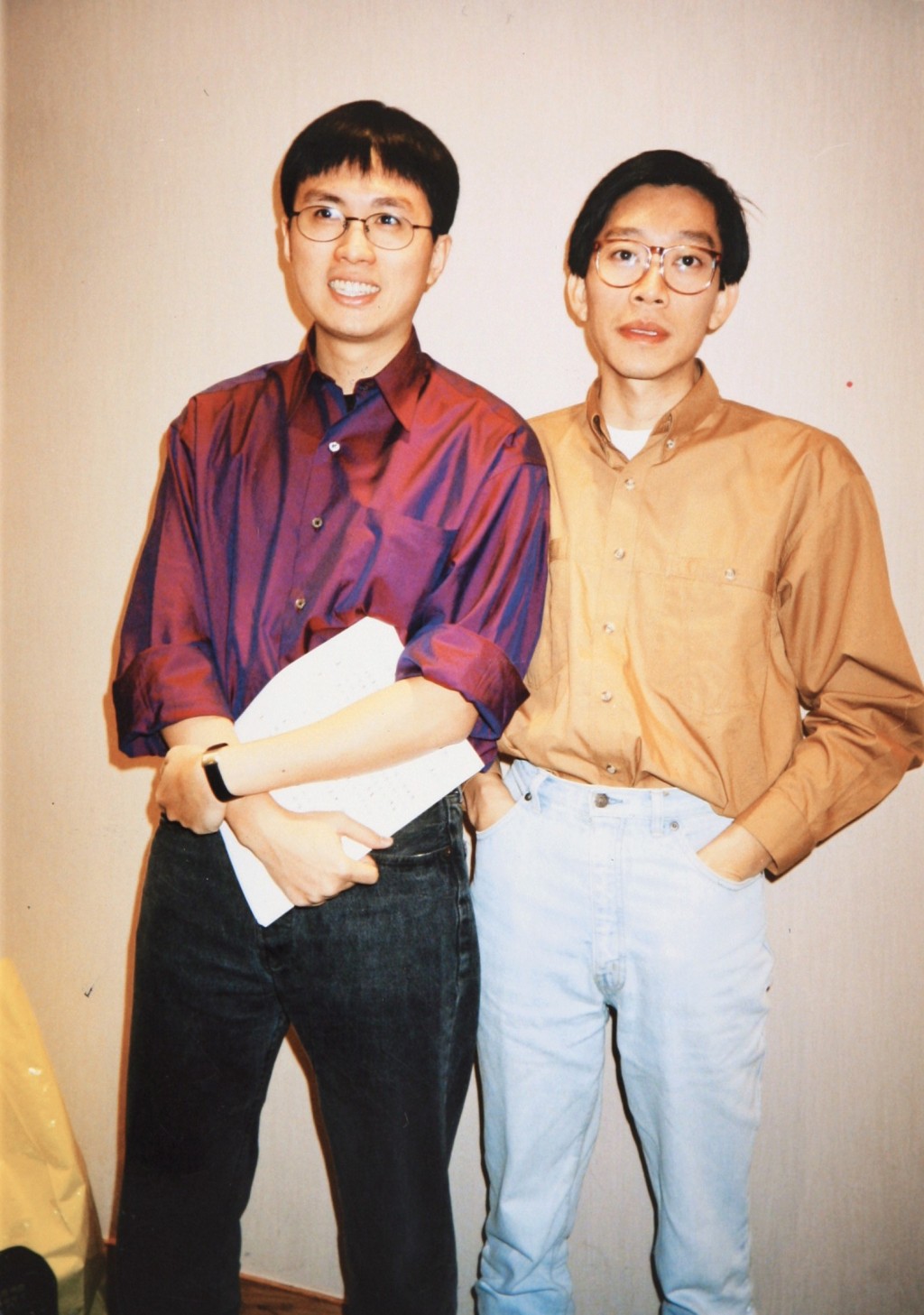 后来黄子华（左）被香港电台发掘演出《特写青春》、《小说家族》、《性本善》等剧集，一度转职港台及商台DJ。