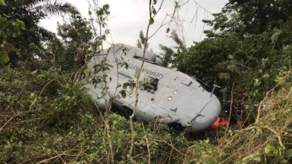 加納空軍一架華製直-9直升機墜毀,包括國防部長、環境部長在內的8人全數身亡。X@the_oddmind