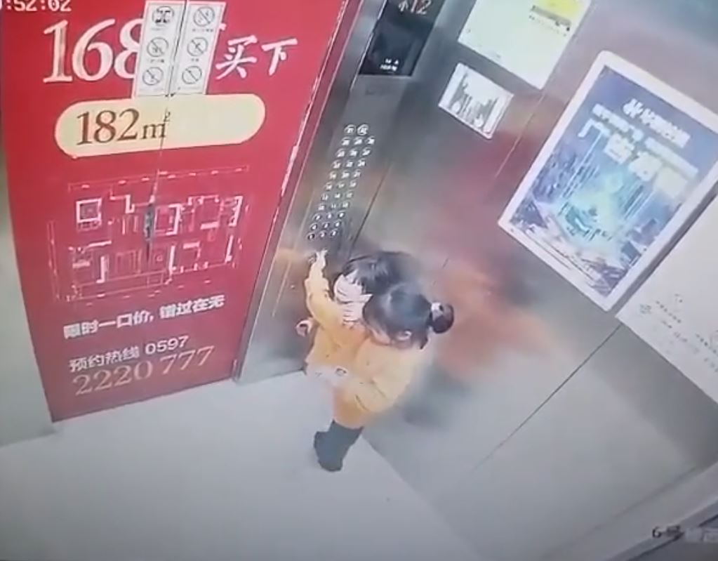 連番滋擾下，兩姐妹在電梯內被嚇哭。微博＠成小直