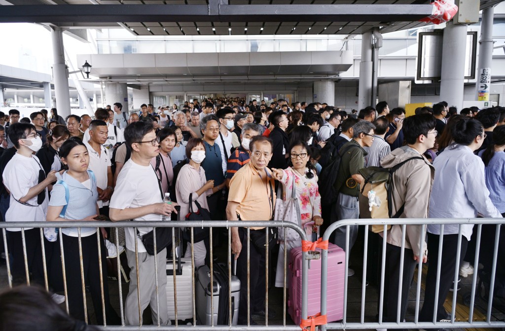 一連5日的內地五一黃金周假期將至，預計將有大批旅客經各口岸來港。