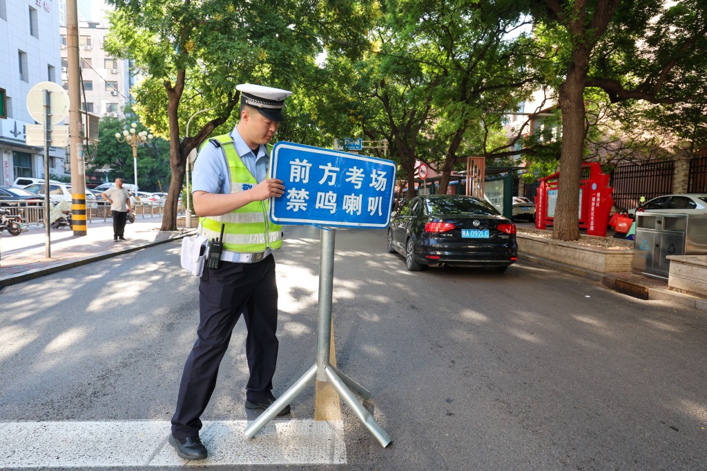 石家莊交警在試場外設置警告牌，保障考生不受滋擾。新華社