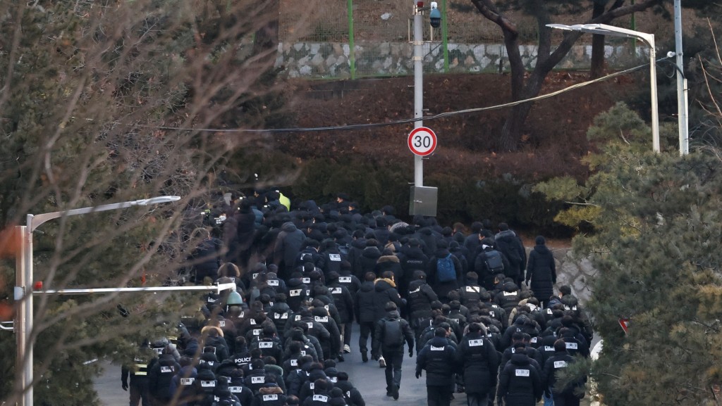 警察及公調處人員進行總統官邸，執行尹錫悅的逮捕令。路透社