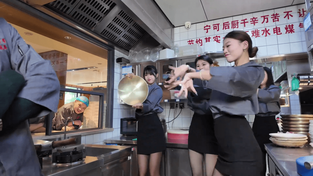 餐廳宣傳片黑襪美女廚房跳舞受質疑。 抖音截圖