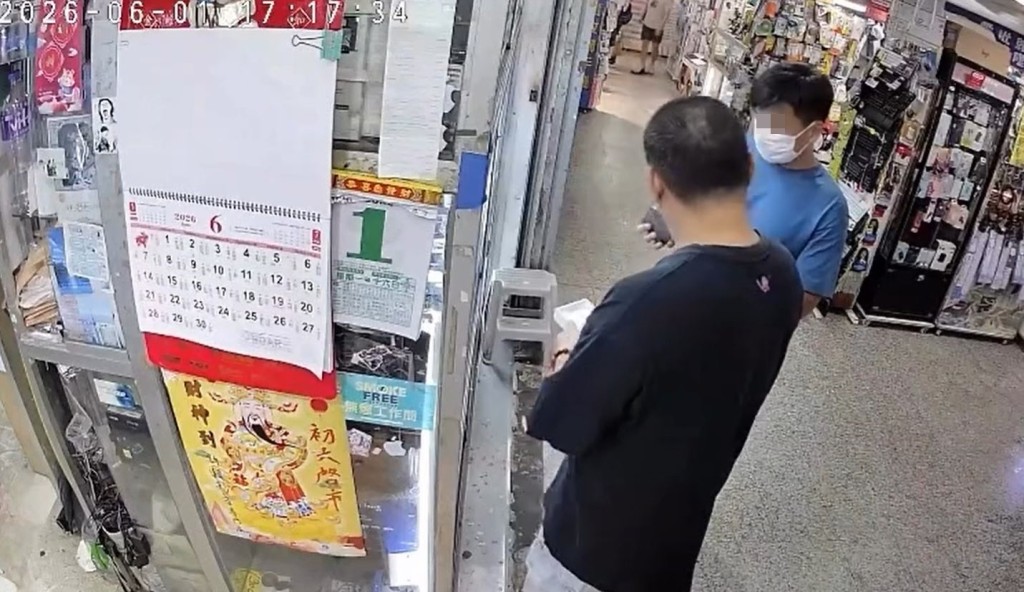 藍衫男子查看產品後，拿出銀包佯「碌卡」付款。Threads片段截圖