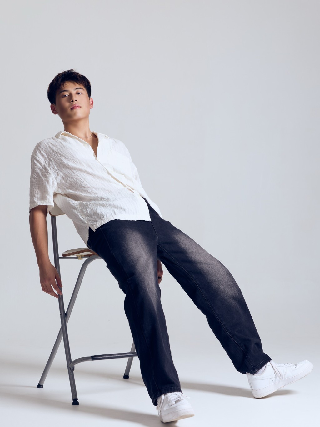 蔡楠身穿簡約白襯衫搭配黑褲,十分帥氣。 蔡楠身穿簡約白襯衫搭配黑褲,十分帥氣。