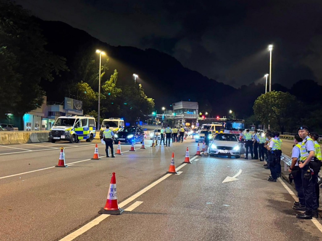 警方在區內多個策略性地點設置路障,截查可疑車輛。 警方在區內多個策略性地點設置路障,截查可疑車輛。