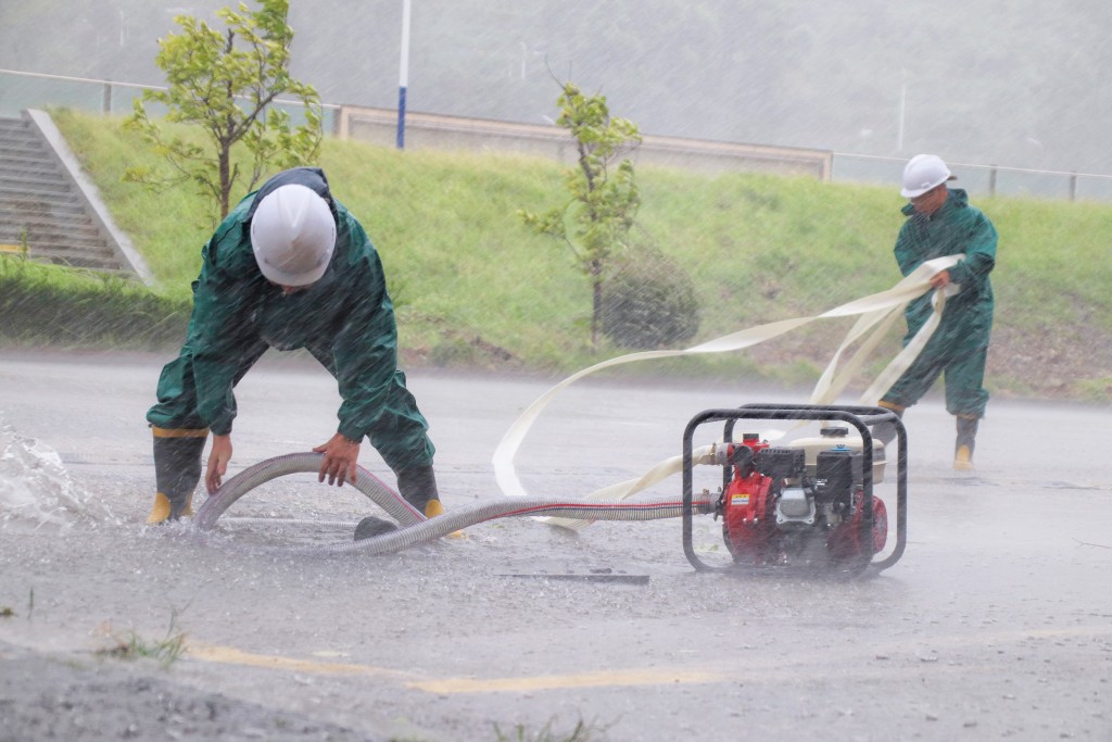 8月9日，浙江省台州市三門縣海遊街道工作人員開展積水抽排和排水管疏通作業。 新華社
