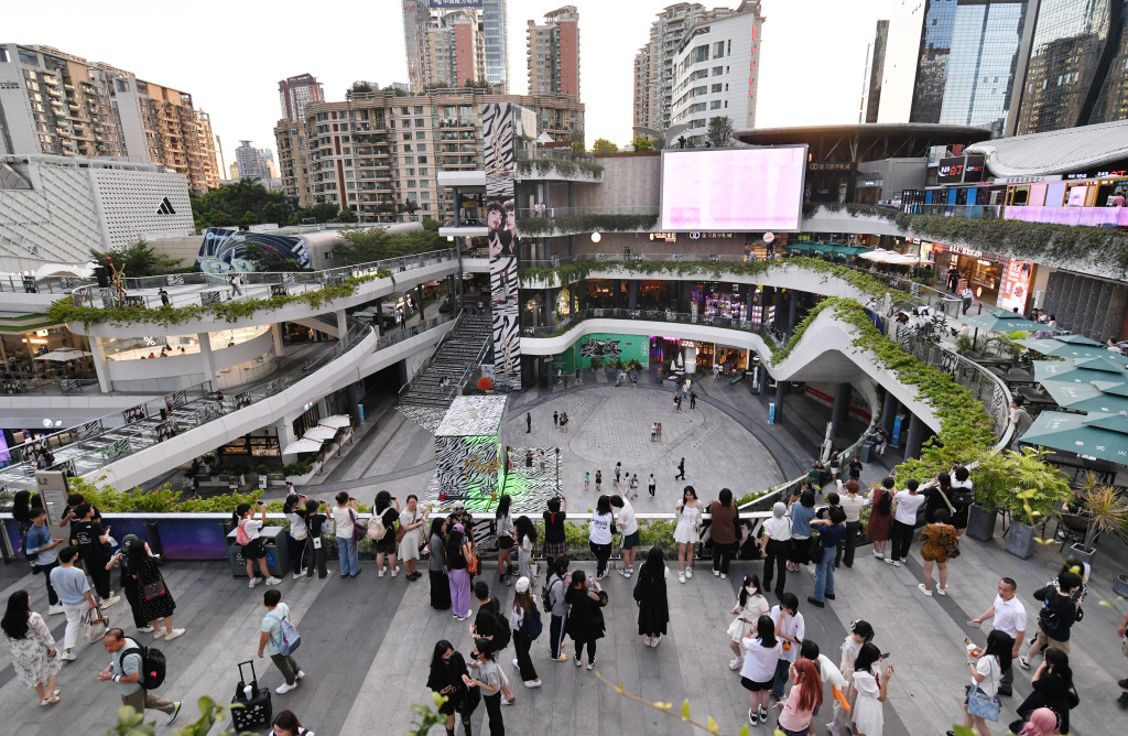 自疫情復常後,香港市民假期北上消費已成常態。資料圖片 自疫情復常後,香港市民假期北上消費已成常態。資料圖片