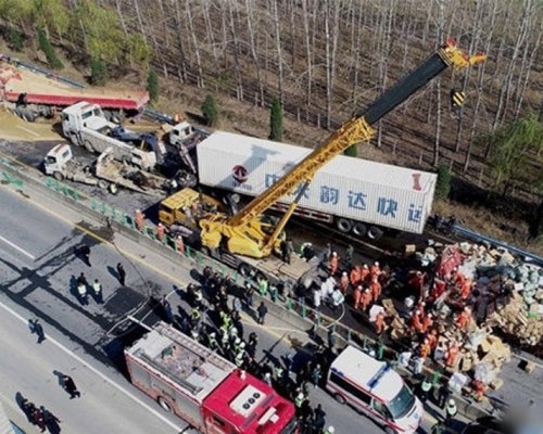 霧團引發大廣高速多宗追尾車禍,造成嚴重死傷。(網圖)