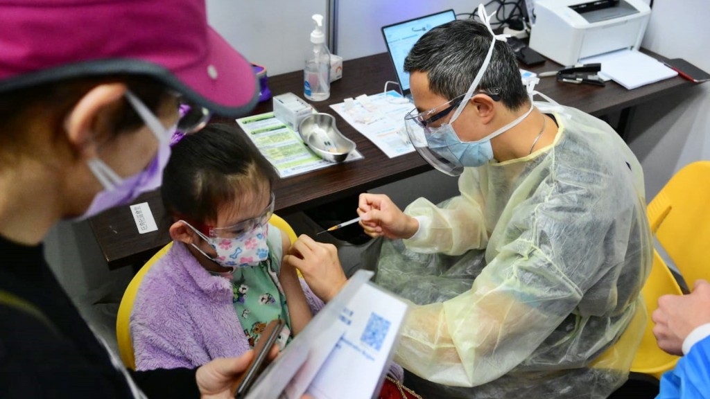 醫護誠信同行主席林哲玄（右）表示，希望提高兒童及社區其他人士的接種率。