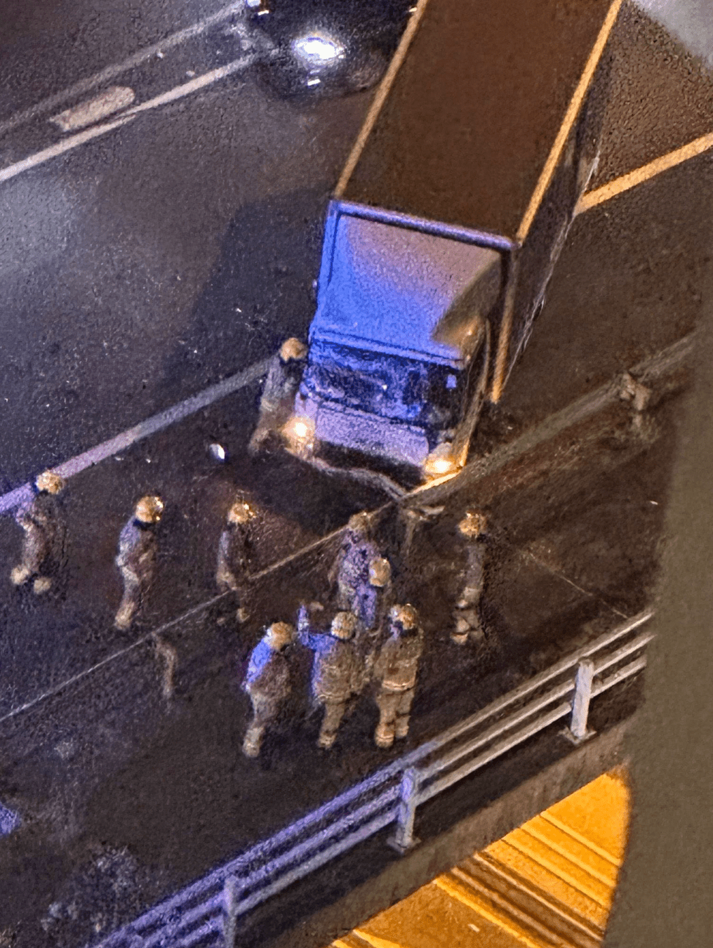 尾隨的貨車在碰撞後失控，撞向左邊鐵欄，最終停在路肩位置。FB@DKLeung